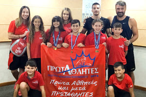 Η ομάδα των Πρωταθλητών με τους προπονητές της