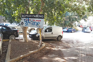 πάρκινγκ στους χώρους κάτω από τα ενετικά τείχη και τους προμαχώνες.