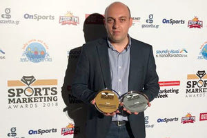 ο αντιδήμαρχος Αθλητισμού Κώστας Βαρδαβάς που παρέλαβε τα βραβεία του ΔΟΠΑΦΜΑH στα «Sports Marketing Awards 2018»