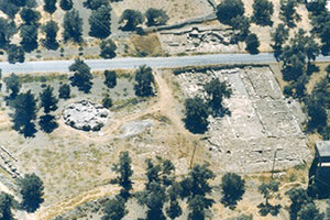 Μητρόπολις, η επισκοπική βασιλική που τέμνεται από την οδό για τον Λέντα