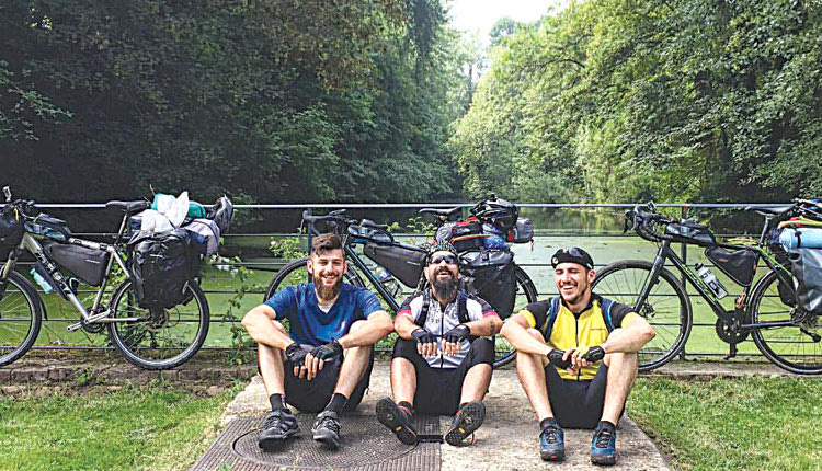 Ο Νίκος Σαββάκης (δεξιά) μαζί με τους άλλους δύο συνοδοιπόρους του