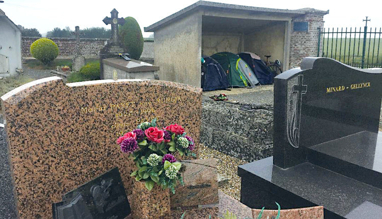 Το νεκροταφείο σε ένα χωριό του Παρισίου όπου κατασκήνωσε ο Νίκος με τους δύο συνοδοιπόρους του.