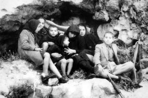 Η Χαρίκλεια, γυναίκα του Αρχηγού Ανωγείων Γιάννη Δραμουντάνη – Στεφανογιάννη Μαζί με τα έξι ορφανά παιδιά της, καταδιωκόμενη των Γερμανών, βρήκε καταφύγιο σε μια σπηλιά του Ψηλορείτη.