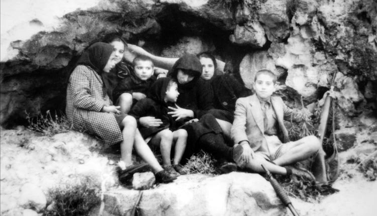 Η Χαρίκλεια, γυναίκα του Αρχηγού Ανωγείων Γιάννη Δραμουντάνη – Στεφανογιάννη Μαζί με τα έξι ορφανά παιδιά της, καταδιωκόμενη των Γερμανών, βρήκε καταφύγιο σε μια σπηλιά του Ψηλορείτη.