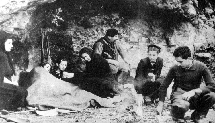 Η οικογένεια του αρχηγού Πετρακογιώργη, καταδιωκόμενη από τις κατοχικές αρχές. Καταφύγιά της οι σπηλιές στα ορεινά της Κρήτης. 