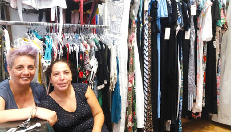 Η κ. Χρυσή Μαγαράκη με πελάτισσα