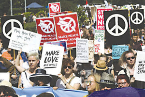 Χιλιάδες άνθρωποι συγκεντρώθηκαν στο Ελσίνκι, προκειμένου να διαδηλώσουν κατά των προέδρων ΗΠΑ και Ρωσίας, Ντόναλντ Τραμπ και Βλαντίμιρ Πούτιν