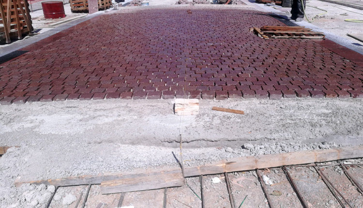 Ο κόκκινος γρανίτης τοποθετείται στην Ίδης