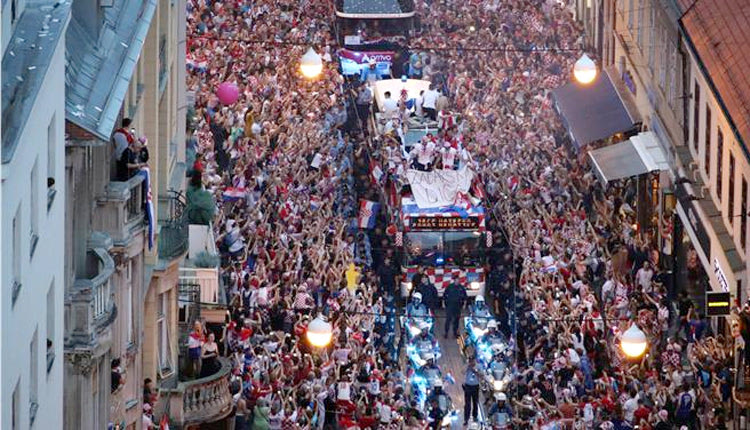 Λαοθάλασσα στο Ζάγκρεμπ ΓΙΑ ΤΟΥΣ ΚΡΟΑΤΕΣ 