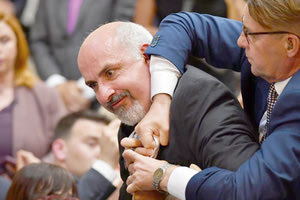 Εισέβαλε στη συνέντευξη των ηγετών της Ρωσίας και των ΗΠΑ, στο Ελσίνκι