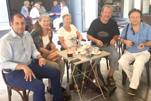 Ήρθαν στην Κρήτη από τη  Γαλλία για το φεστιβάλ- αφιέρωμα στο Ν. Καζαντζάκη ”Ταξιδεύοντας... Ρουσία” οι φανατικοί φιλέλληνες και λάτρεις της Κρήτης, ο καθηγητής Jean-Claude Schwendemann, η σύζυγός του ψυχολόγος Thérèse και η φίλη τους εκπαιδευτικός Doris Peterschmitt 