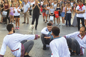 Εντυπωσίασαν οι “Κοζάκοι” στο κέντρο του Ηρακλείου