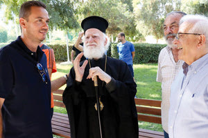 Ο Αρχιεπίσκοπος Ειρηναίος με τον πρόεδρο του ΟΦΗ κ. Αλετρά και τους κ. Καζανάκη, Σπυριδάκη