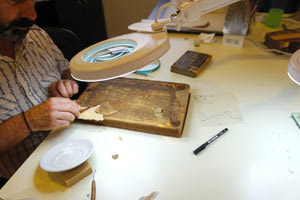 Το “φιλί της ζωής” σε μοναδικής αξίας παλαίτυπα βιβλία δίνει το εργαστήρι συντήρησης βιβλίων, το οποίο λειτουργεί στον τρίτο όροφο της Βικελαίας