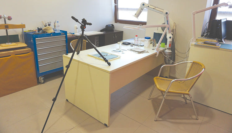  το εργαστήρι το οποίο φιλοξενείται στον τρίτο όροφο της Βικελαίας και έχει αναλάβει τη σπουδαία ευθύνη της αποκατάστασης ιστορικών εκδόσεων, που αντιμετωπίζουν σοβαρότατα προβλήματα