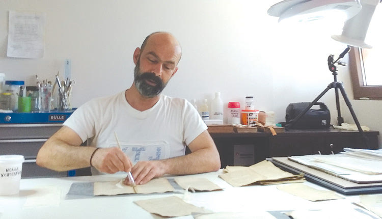 Ο συντηρητής βιβλίων Φίλιππος Λαμπράκης