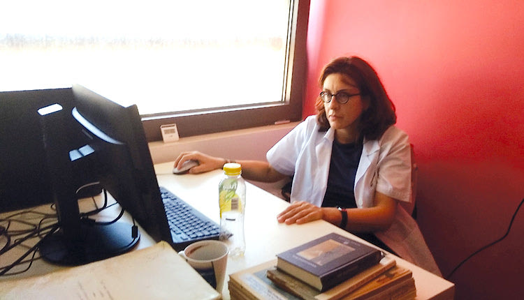 ΒΙΚΕΛΑΙΑ: Η βοηθός του εργαστηρίου συντήρησης βιβλίου κα Τζένη Παπαδάκη 