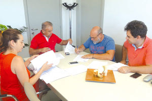 Στιγμιότυπο από την υπογραφή της σύμβασης «συντήρησης του περιβάλλοντα χώρου του νηπιαγωγείου Λιμ. Χερσονήσου»