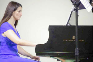 η Μικτή Παιδική και Νεανική Χορωδία της Περιφερειακής Ενότητας Ηρακλείου, με την Έλενα Περισυνάκη στο πιάνο.