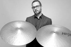 Παράσταση «Tora» με το ντράμερ Alex Drakos Ktistakis