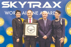 Ο κ. Μιχάλης Κουβελιώτης, οικονομικός διευθυντής της AEGEAN παραλάβάνει το βραβείο από τον κ. Edward Plaisted, CEO του Skytrax.