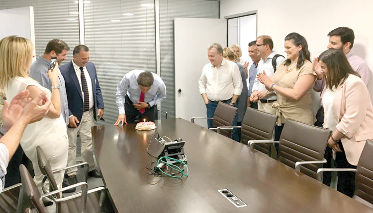 Τα γενέθλιά του με φίλους και συνεργάτες γιόρτασε ο γραμματέας της Νέας Δημοκρατίας Λευτέρης Αυγενάκης