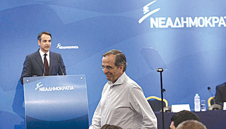 Ο αρχηγός της αξιωματικής αντιπολίτευσης Κυριάκος Μητσοτάκης  μιλώντας στην πολιτική επιτροπή της ΝΔ με Σαμαρά