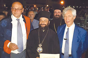 Χειροκροτήθηκε μητροπολίτης και την επομένη πήρε και το πτυχίο του γιατρού!