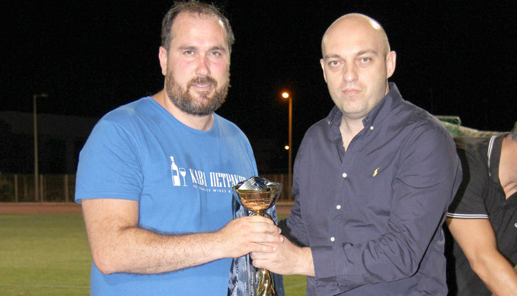 Ο αντιδήμαρχος κ. Βαρδαβάς βραβεύει τη δεύτερη ομάδα στο Εργασιακό