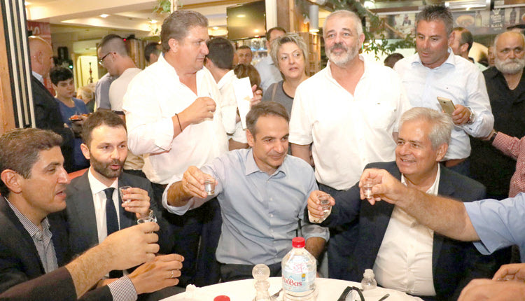 κέρασμα μετλα την εκδήλωση στον Δήμο Μαλεβιζίου με την ονοματοδοσία της λεωφόρου Μητσοτάκη