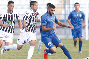 Ο Σμυρλής (δεξιά) με αντίπαλο τον πρώην του ΟΦΗ Πορτουλίδη