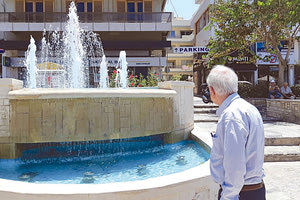 το συντριβάνι στην πλ. Κορνάρου