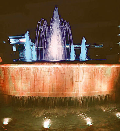 το συντριβάνι στην πλ. Κορνάρου