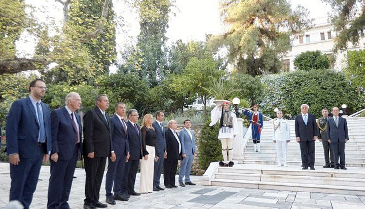 ι η δεξίωση που παραθέτει ο Πρόεδρος για την αποκατάσταση της Δημοκρατίας αύριο στο Προεδρικό Μέγαρο.