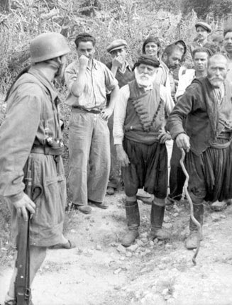 ΟΧΙ στους Γερμανούς βροντοφωνάζει το βλέμμα  ενός ηλικιωμένου Κρητικού 