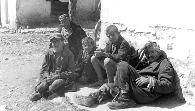 1943. Η κατοχική αθλιότητα σε ένα σοκάκι χωριού  στην ενδοχώρα της Κρήτης.