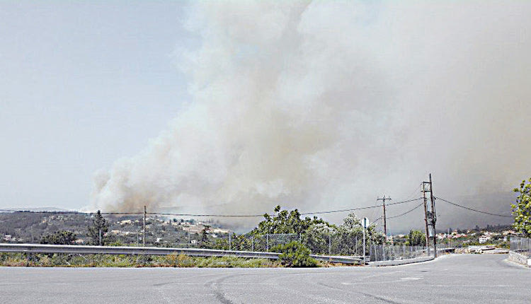 Ελικόπτερα έκαναν ρίψεις νερού στην περιοχή που καιγόταν 