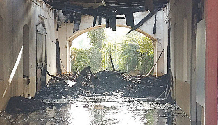  το μέγεθος της καταστροφής στο κτήριο του Πολεμικού Μουσείου 