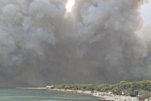 Φρεγάτα και πλωτά για τους εγκλωβισμένους από την φωτιά πολίτες στις παραλίες