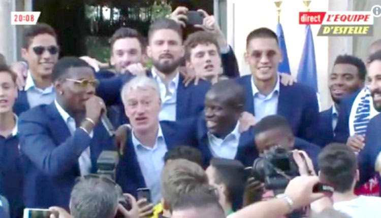 Το μετάλλιο της Λεγεώνας της Τιμής θα λάβουν οι ποδοσφαιριστές της Εθνικής Γαλλίας οι οποίοι κατέκτησαν το Παγκόσμιο Κύπελλο.