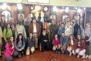 Στην εκκλησία των Αγίων Ραφαήλ, Νικολάου και Ειρήνης  στο Thogoto, με τον Μητροπολίτη Ναϊρόμπι και Έξαρχο Κένυας Μακάριο και ιερείς της Μητρόπολης