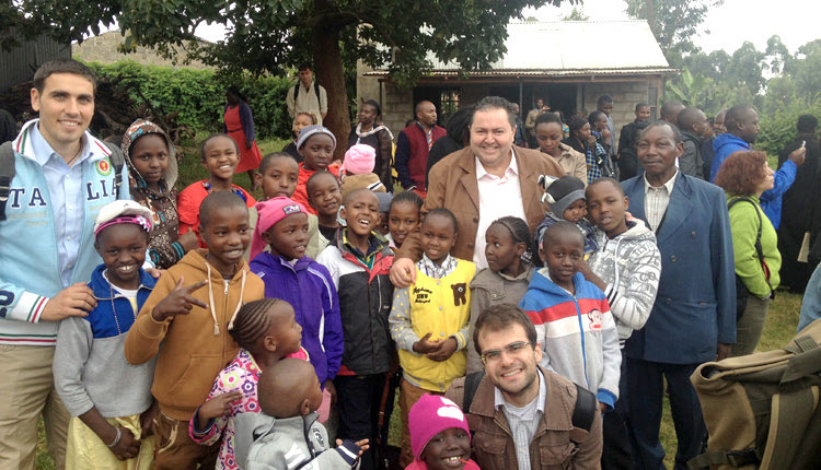 Δρ. Αριστομένης Ι. Συγγελάκης στην ανθρωπιστική αποστολή του Ιατρικού Τμήματος του Πανεπιστημίου Θεσσαλίας κατόπιν πρόσκλησης της Ιεράς Μητρόπολης Ναϊρόμπι. 