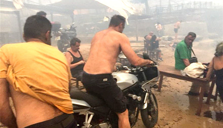 Συγκλονιστικές εικόνες με ανθρώπους που προσπαθούν να σωθούν