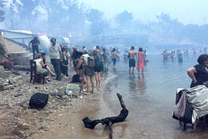 Συγκλονιστικές εικόνες με ανθρώπους που προσπαθούν να σωθούν