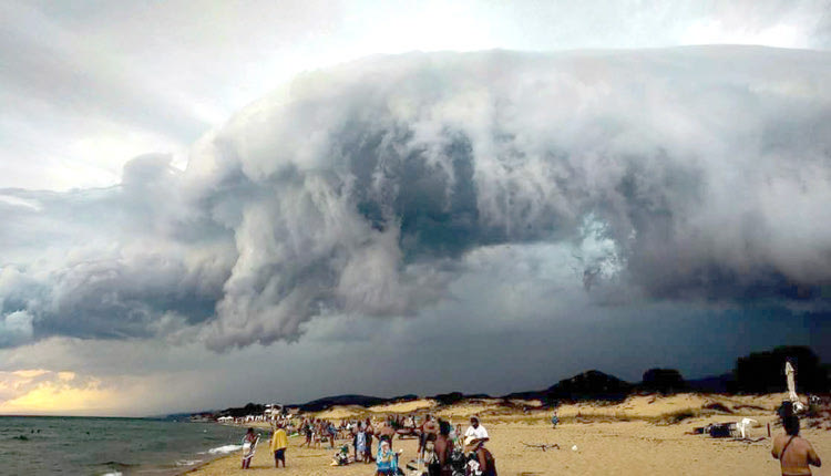 Συγκλονιστικές εικόνες με ανθρώπους που προσπαθούν να σωθούν
