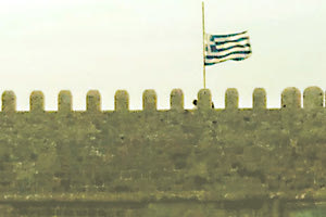 Στο εμβληματικό φρούριο του Κούλε η γαλανόλευκη κυματίζει μεσίστια.