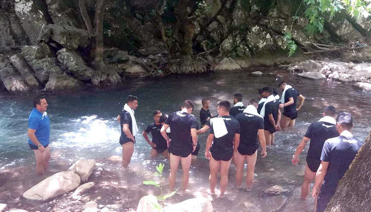 Παγοθεραπεία στο ποτάμι για τους παίκτες του ΟΦΗ