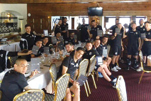 Την ευκαιρία να χαλαρώσουν μετά το κοπιαστικό δεύτερο στάδιο της προετοιμασίας στο Καρπενήσι και παράλληλα να ανασυντάξουν τις δυνάμεις τους εν όψει της συνέχειας, έχουν αυτό το διήμερο οι ποδοσφαιριστές του ΟΦΗ