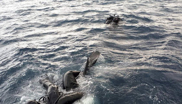 Οι άνδρες της Μονάδας Υποβρύχιων Αποστολών του Λιμενικού, που διεξάγουν έρευνες στο Κόκκινο Λιμάνι, εντόπισαν χθες  λίγο πριν τις 5 το απόγευμα ένα άψυχο σώμα μέσα στη θάλασσα