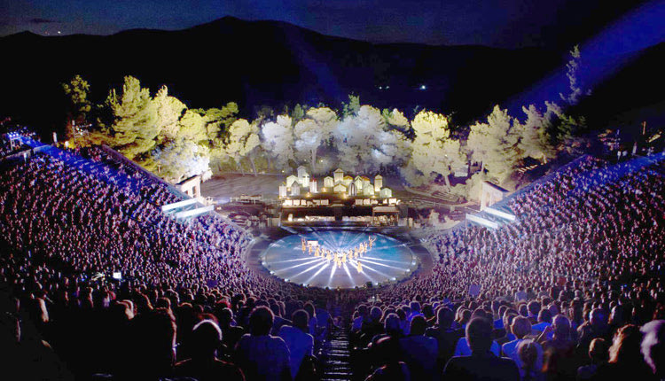 περισσότεροι από 16.500 θεατές συνολικά παρακολούθησαν στο αρχαίο θέατρο της Επιδαύρου την παράσταση συμπαραγωγή του δηπεθεκ  «Θεσμοφοριάζουσες» του Αριστοφάνη 